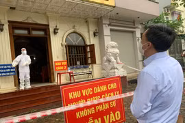 Lãnh đạo Bộ Y tế kiểm tra tại 1 Khu cách ly ở tỉnh Yên Bái. (Ảnh: PV/Vietnam+)