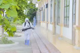 Phun hóa chất tiêu độc, khử trùng khuôn viên Bệnh xá Quân y D40. (Ảnh: Xuân Tư/TTXVN)