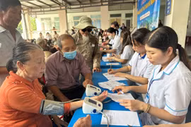 Bác sĩ khám bệnh cho người dân tại xã Bình Hòa, huyện Bình Sơn, tỉnh Quảng Ngãi. (Ảnh: PV/Vietnam+)