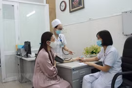 Bác sỹ thăm khám sức khỏe cho người dân. (Ảnh: TTXVN/Vietnam+)