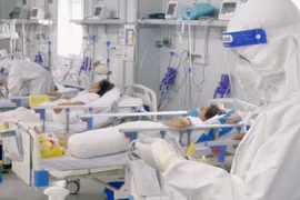 Nhân viên y tế chăm sóc cho bệnh nhân mắc COVID-19. (Ảnh: PV/Vietnam+)