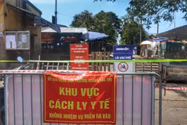 Hà Nội tiến hành phong toả chợ đầu mối phía Nam. (Ảnh: Tuấn Đức/TTXVN)