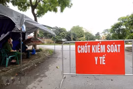 Lực lượng công an, dân quân tự vệ lập chốt chặn xung quanh khu vực Bệnh viện Bệnh Nhiệt đới Trung ương cơ sở 2. (Ảnh: Thành Đạt/TTXVN)