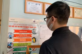 Người dân tìm hiểu thông tin về dự phòng lây nhiễm HIV/AIDS. (Ảnh: T.G/Vietnam+)