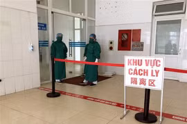Đội ngũ cán bộ, nhân viên tham gia phục vụ luôn túc trực tại khu vực cách ly. (Ảnh: An Đăng/TTXVN)