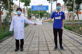 Công bố khỏi bệnh COVID-19 cho một bệnh nhân người nước ngoài. (Ảnh: PV/Vietnam+)