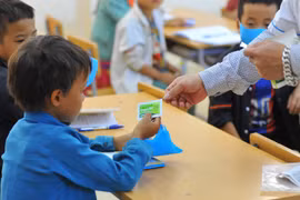 Nhân viên y tế cấp phát thuốc uống phòng dịch bạch hầu cho học sinh Trường Phổ thông dân tộc bán trú tiểu học xã Khâu Vai. (Ảnh: Hoàng Hiếu/TTXVN)