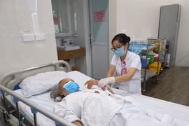 Chăm sóc cho bệnh nhân điều trị tại Bệnh viện Hữu nghị Việt Đức. (Ảnh: PV/Vietnam+)