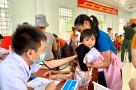 Bác sĩ khám sức khoẻ cho trẻ em trong Chương trình tại tỉnh Quảng Bình. (Ảnh: PV/Vietnam+)