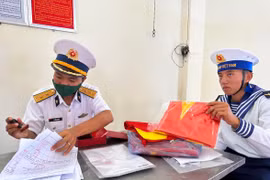 Cảm xúc từ con dấu đỏ Trường Sa thiêng liêng trên lá cờ Tổ Quốc