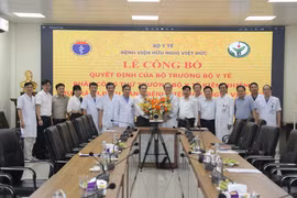 Thứ trưởng Bộ Y tế Trần Văn Thuấn chụp ảnh cùng Đảng uỷ, Ban giám đốc Bệnh viện Hữu nghị Việt Đức. (Ảnh: PV/Vietnam+)