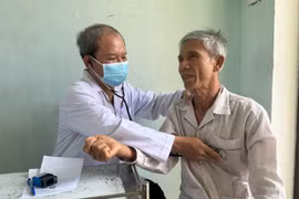 Bác sĩ khám bệnh cho người dân tại huyện đảo Lý Sơn. (Ảnh: PV/Vietnam+)