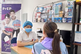 Nhân viên y tế tại Trung tâm Y tế quận Nam Từ Liêm khám, tư vấn bệnh cho một bệnh nhân. (Ảnh: T.G/Vietnam+)