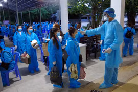 Sóc Trăng tiếp nhận và cách ly tập trung 146 công dân từ Singapore về nước. (Ảnh: Trung Hiếu/TTXVN)