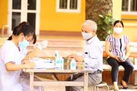 Người về từ Đà Nẵng đến đăng ký lấy mẫu dịch hầu họng để xét nghiệm bằng phương pháp RT-PCR tại Hà Nội . (Ảnh: Minh Quyết/TTXVN)