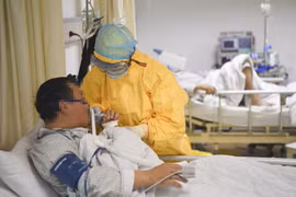 Nhân viên y tế chăm sóc bệnh nhân nhiễm virus corona tại Trung Quốc. (Ảnh: THX/TTXVN)