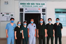 Trường hợp được công bố khỏi COVID-19 tại Bệnh viện Bệnh nhiệt đới Trung ương. (Ảnh: PV/Vietnam+)