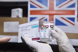 Vaccine AstraZeneca là vaccine COVID-19 đầu tiên được Bộ Y tế phê duyệt sử dụng khẩn cấp. (Ảnh: TTXVN/Vietnam+)