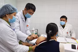 Tiêm mũi vắcxin ngừa COVID-19 Nano Covax liều 75mcg cho tình nguyện viên nữ. (Ảnh: PV/Vietnam+)