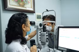 Khám, kiểm tra mắt cho bệnh nhân. (Ảnh: PV/Vietnam+)
