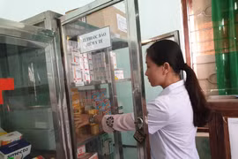 Cần có chính sách tạo điều kiện để đội ngũ cán bộ y tế yên tâm công tác, gắn bó lâu dài với sự nghiệp chăm sóc sức khỏe cho nhân dân ở địa phương. (Ảnh: PV/Vietnam+)