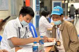 Bác sỹ tư vấn, khám chữa bệnh cho người dân. (Ảnh: PV/Vietnam+)