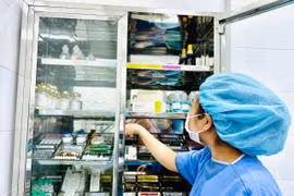 Nhân viên y tế lấy thuốc phục vụ phẫu thuật. (Ảnh: T.G/Vietnam+)