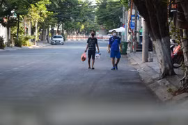 Cuộc sống của người dân trong khu vực phong tỏa tại Đà Nẵng. (Ảnh: Văn Dũng/TTXVN)