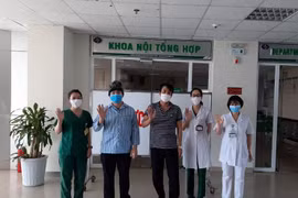 Các bệnh nhân mắc COVID-19 được Bệnh viện Bệnh Nhiệt đới Trung ương công bố khỏi bệnh ngày 12/6. (Ảnh: PV/Vietnam+)