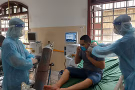 Điều trị cho bệnh nhân mắc COVID-19 tại tỉnh Đồng Nai. (Ảnh: PV/Vietnam+)