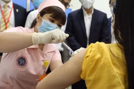 Tiêm vaccine cho người tình nguyện tham gia trong sáng 15/3. (Ảnh: Minh Quyết/Vietnam+)