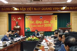 Phó Thủ tướng Vũ Đức Đam chủ trì cuộc họp khẩn về phòng chống dịch viêm phổi cấp. (Ảnh: T.G/Vietnam+)