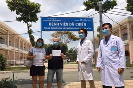 Các bệnh nhân người nước ngoài được công bố khỏi bệnh tại Việt Nam. (Ảnh: Vietnam+)