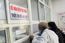 Người dân lấy thuốc tại một cơ sở y tế. (Ảnh: T.G/Vietnam+)