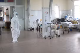 Phòng tiếp nhận bệnh nhân có dấu hiệu nhiễm virus SARS-CoV-2. (Ảnh: Văn Dũng/TTXVN)