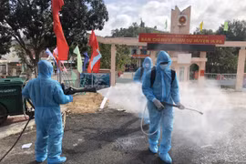 Tiến hành phun dung dịch khử khuẩn tại thị xã Ayun Pa và Ia Pa. (Ảnh: Quang Thái/TTXVN)