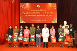 Bệnh viện Hữu nghị Việt Đức phối hợp cùng các nhà hảo tâm tổ chức chương trình “Xuân yêu thương, Tết sẻ chia” với nhiều phần quà Tết tặng cho người bệnh. (Ảnh: PV/Vietnam+)
