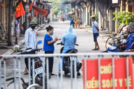 Toàn dân huyện Đông Anh tham gia chống dịch. (Ảnh: Tuấn Anh/TTXVN)