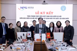 Phó Tổng Giám đốc Bảo hiểm Xã hội Việt Nam Đào Việt Ánh ký kết thoả thuận hợp tác. (Ảnh: PV/Vietnam+)