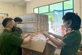 Hà Nội: Chặn đứng vụ vận chuyển hơn 10 tấn bánh kẹo, trà sữa không rõ nguồn gốc phục vụ Tết Trung thu. (Ảnh: Doãn Tấn/TTXVN)