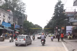 Một số tuyến đường trung tâm của thành phố Hà Giang vẫn đông đúc người và xe cộ qua lại. (Ảnh: TTXVN) 