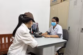Bác sỹ Nguyễn Hoàng Yến khám về sức khoẻ tâm thần cho một nữ bệnh nhân. (Ảnh: T.G/Vietnam+)