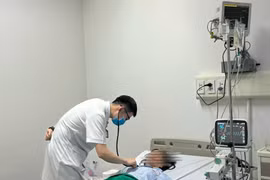Sau thời gian điều trị tại Bệnh viện Bệnh Nhiệt đới Trung ương, bệnh nhân đã cắt sốt và không phải thở oxy. (Ảnh: BVCC)