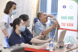 Khu vực khám sàng lọc về bệnh phổi tắc nghẽn mạn tính tại Bệnh viện Bạch Mai. (Ảnh: TTXVN/Vietnam+)