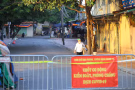 Hà Nội phong toả chợ đầu mối Long Biên vì liên quan đến ca mắc COVID-19. (Ảnh: Hoàng Hiếu/TTXVN)