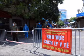 Hà Nội phong tỏa nhà E8, phường Thanh Xuân Bắc. (Ảnh: Tuấn Anh/TTXVN)