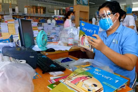Nhân viên nhà sách Thiết bị giáo dục Cần Thơ soạn đơn hàng cho khách đặt trực tuyến. (Ảnh: Thu Hiền/TTXVN)
