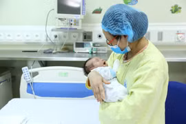 Kết quả siêu âm tim của bệnh nhi trước khi ra viện cho thấy tim của bé đã hoạt động giống tim bình thường. (Ảnh: Minh Quyết/Vietnam+)