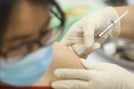 Tiêm vaccine COVIVAC cho tình nguyện viên. (Ảnh: Minh Quyết/TTXVN)