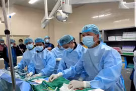 Các bác sĩ Viện Tim mạch Việt Nam trình diễn trực tiếp ca can thiệp mạch vành phức tạp. (Ảnh: PV/Vietnam+)